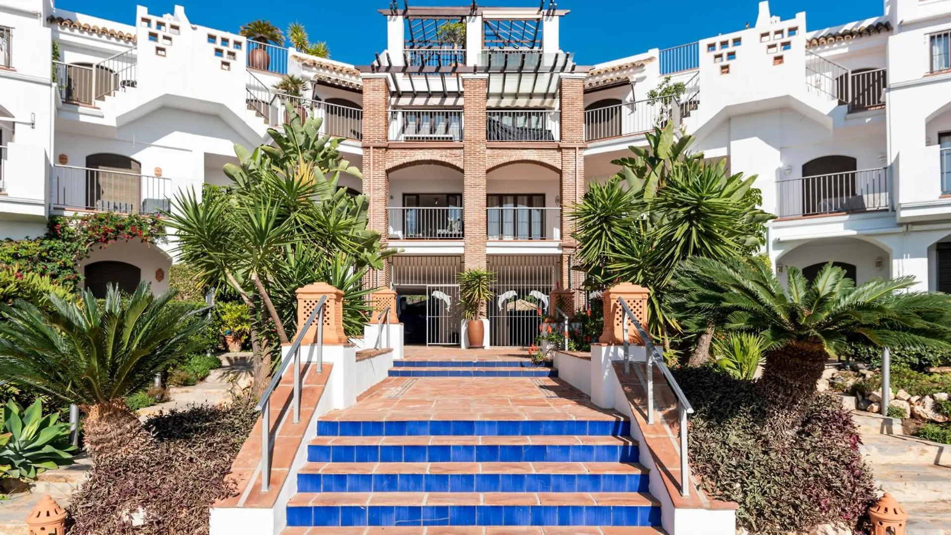 Los Arqueros Sunny Balcony With Pool By Costarentals - Ref M52 Benahavis